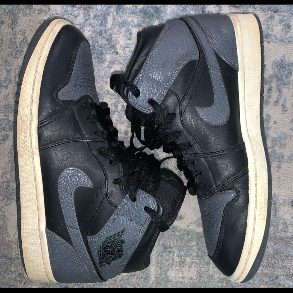 AIR JORDAN 1 MID 'DARK GREY'